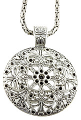 pendentif collier argent fond blanc