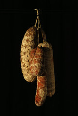 Salami auf schwarzen Hintergrund