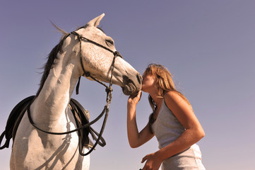 jeune fille et son cheval arabe