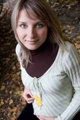 Obraz premium Pretty pregnant woman in autumn park