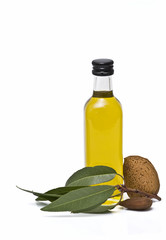Aceite, almendras y hojas de almendro.