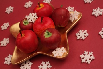 Äpfel mit Schneeflocken