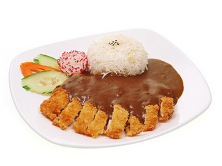 reis mit paniertem fleisch und soße