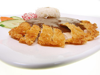 reis mit paniertem fleisch und soße