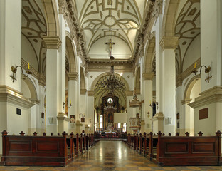 Fototapeta na wymiar Wnętrze starej katedry w Zamnosc, Polska