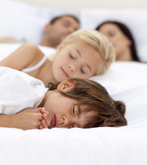 Obraz na płótnie Canvas Family sleeping in parent's bed