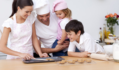 Obraz na płótnie Canvas Family baking in the kitchen