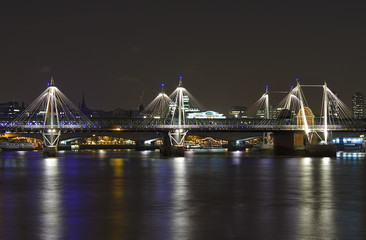 Obraz premium The Jubilee Bridge in London at night