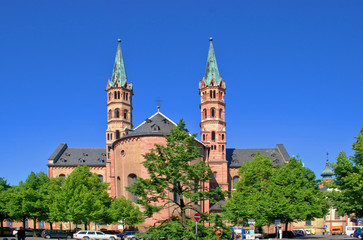 Fototapeta na wymiar Z tyłu katedry w Würzburgu