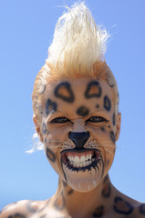 Leopardenfrau fletscht die Zähne