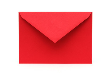 Roter Briefumschlag auf weißem Untergrund