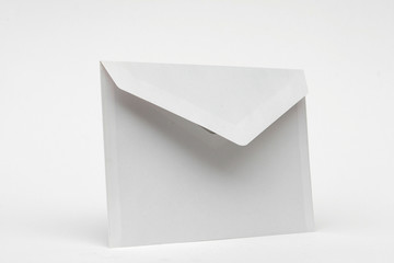Weißer offener Briefumschlag auf Weiß