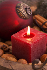 Kerze mit Weihnachtskugel