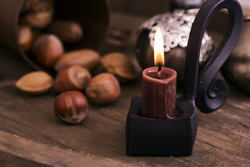 Kerzenlicht und Nüsse