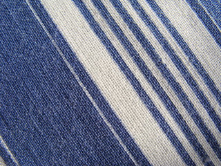 Nahaufnahme blau weiß gestreifter Stoff Muster 