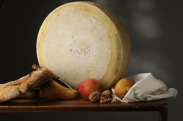 Forma di formaggio latteria con frutta e pane
