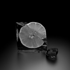 Image en noir et blanc avec glaçons fondus et citron à l& 39 intérieur