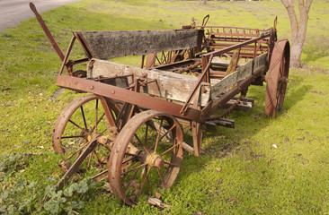 Fototapeta na wymiar Stare maszyny rolnicze