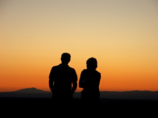 Fototapeta na wymiar couple contemplation coucher soleil
