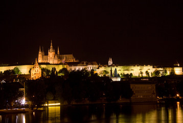 Fototapeta na wymiar Prager Burg am Abend