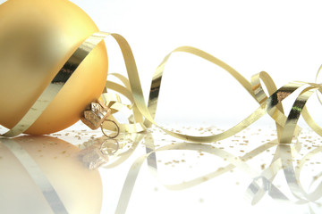 Boule de Noël et pailletes d'or