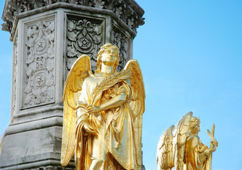 Obraz premium Two angels from statue of the Virgin Mary