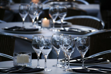 Bicchieri sulla tavola al ristorante - obrazy, fototapety, plakaty