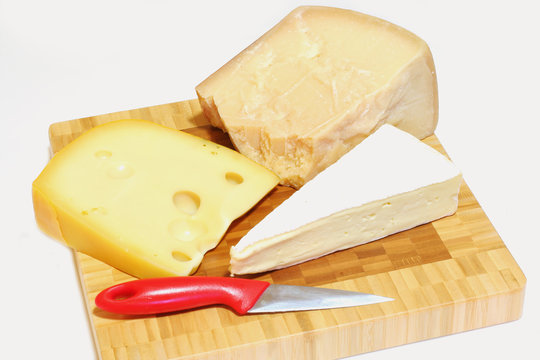 tagliere con tris di formaggi