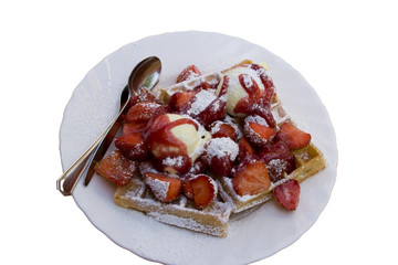 Waffeln mit Erdbeeren und Eis