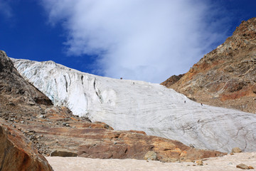 Fototapeta na wymiar Climbers on a glacier