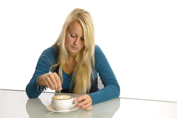 Junge Frau trinkt Cappuccino, Blondine