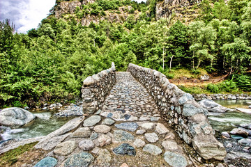 Ponte antico romano sul fiume