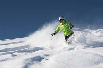 Fototapeta na wymiar Skifahrerin im Tiefschnee
