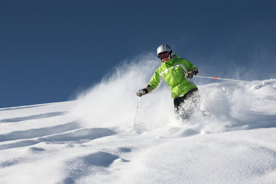 Skifahrerin im Tiefschnee