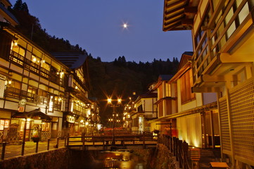 Fototapeta premium 夜の銀山温泉