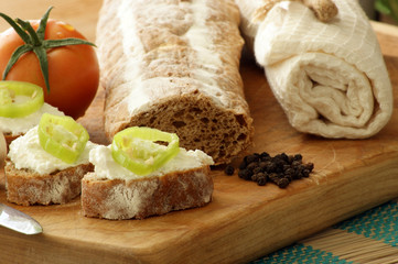Fototapeta na wymiar cottage cheese on bread with green paprika