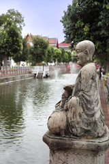 statua sul fiume