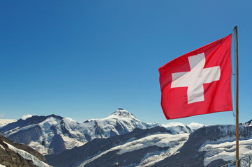 schweizer Flagge in schneebedeckten Bergen