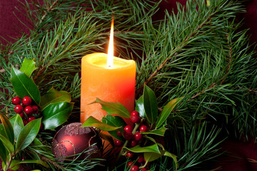 Weihnachtsdekoration mit iLEX,Kerze,Kugeln,Schmuckband