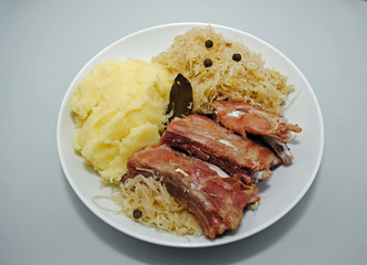 Sauerkraut mit Kartoffelbrei und Rippchen