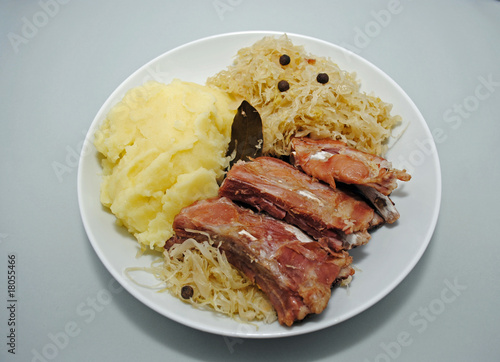 &amp;quot;Sauerkraut mit Kartoffelbrei und Rippchen&amp;quot; Stockfotos und lizenzfreie ...