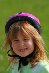 Kind mit Fahrradhelm