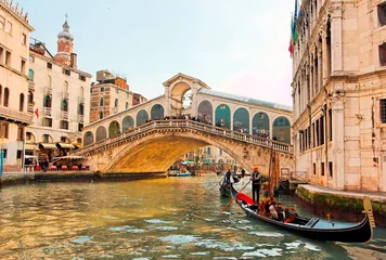 Foto op Plexiglas Gondels Detail van de Rialtobrug in Venetië
