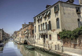 Fototapeta na wymiar Miejska Scena na kanał w Cannaregio, Wenecja