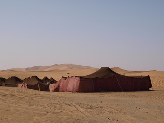 Fototapeta na wymiar Namioty Berberów w podnóża wydmy Merzouga