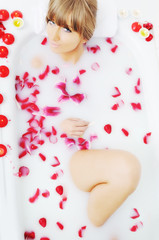 Obraz na płótnie Canvas woman bath flower