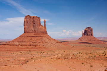 Fototapeta na wymiar Wschód i Zachód Mitten Buttes w Monument Valley