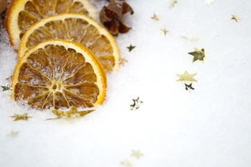 Orangenscheiben mit Zimtstangen und Schnee