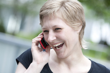 junge frau telefoniert mit handy