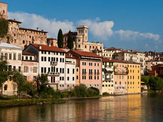 Blick auf Basano del Grappa über den Fluss Brenta